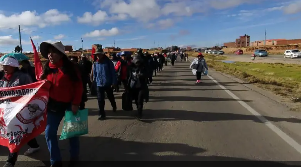 Los maestros emprenden la recta final de su marcha y se dirigen a El Alto para sumarse al cabildo de la COB