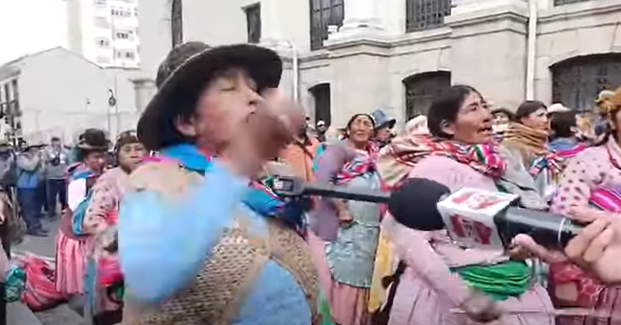 Caos vial en la sede de Gobierno: Sectores movilizados cercan el centro de La Paz en rechazo a una presunta privatización de empresas estatales