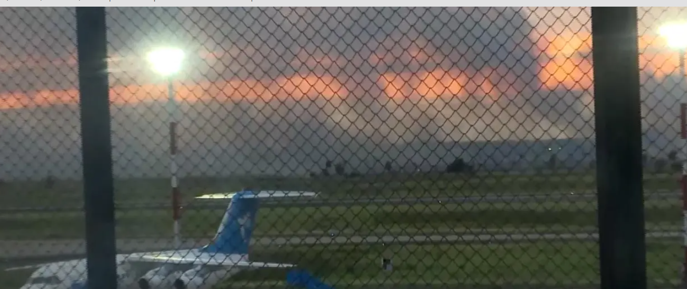 Arden pastizales que están cerca del aeropuerto Viru Viru; los vuelos no están afectados