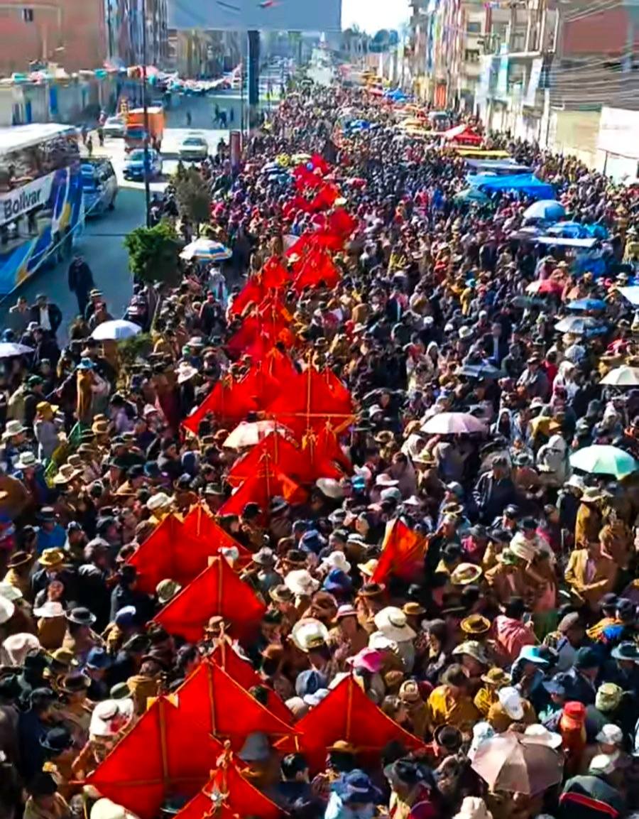 ORGANIZACIONES SOCIALES COMIENZAN A LLEGAR AL CABILDO DE LA COB EN EL ALTO