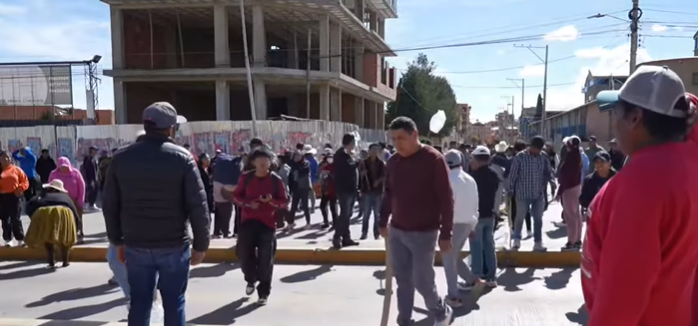Vecinos de la zona Villa Bolívar “D” intervienen y desbloquean la avenida Ladislao Cabrera