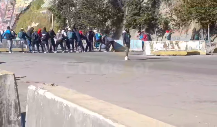 El Alto: Policías y militares desbloquean la ruta a Oruro, pero manifestantes cercan los accesos clave